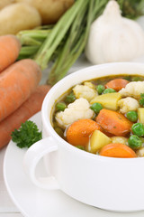 Frische Suppe Gemüsesuppe Gemüse in Suppentasse
