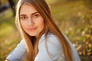 Naklejka premium Young pretty girl in autumn park, close-up