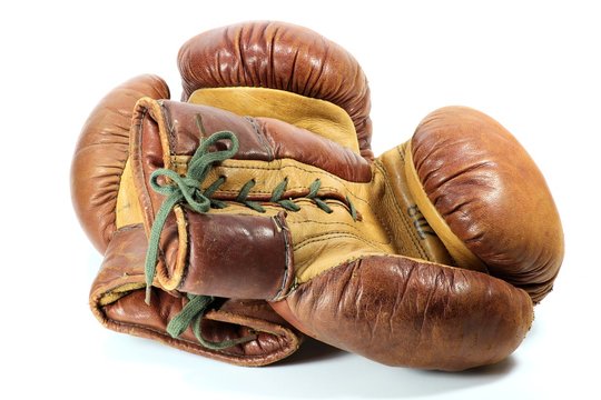 alte Boxhandschuhe isoliert auf wei&szlig;em Hintergrund