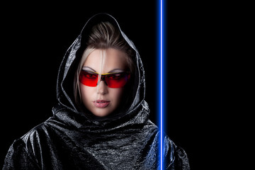 Frau Gesicht verhüllt mit Laserschutz Brille und Laser Strahl Porträt