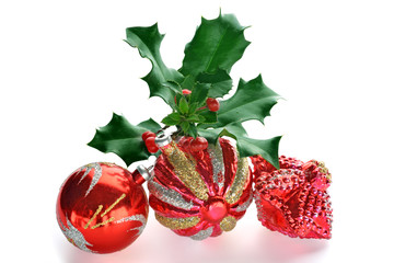 palline rosse di Natale e agrifoglio