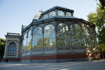 Fototapeta na wymiar Palacio de Cristal. / The Palacio de Cristal is a metal and glass structure located in the Parque del Retiro in Madrid (Spain). 