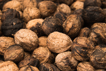 Un paniere di noci non lavorate