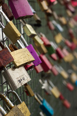 Liebesschlösser an Brückengeländer über der Elbe in Hamburg