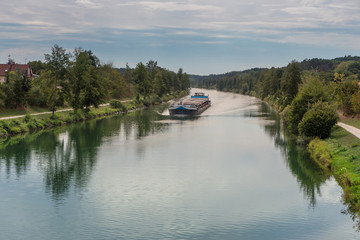 Fototapeta na wymiar Frachtschiff auf einem Kanal