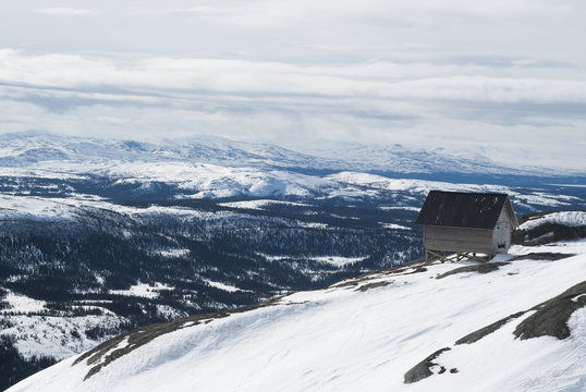 Hus p&aring; berg med sn&ouml;