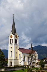 Fototapeta na wymiar Römisch-katholische Pfarrkirche in Riezlern