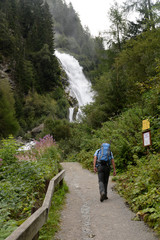 Fototapeta na wymiar Wanderer am Stuibenfall