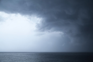 Dunkler dramatischer stürmischer Himmel über Meer