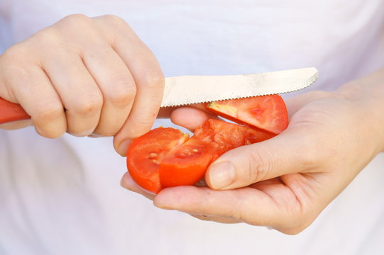 Pomodoro tagliato a pezzi