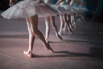 Deurstickers Dansers in witte tutu synchroon dansen © Andriy Bezuglov