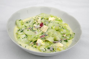 Gurkensalat mit Schafskäse