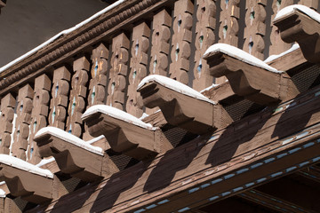Naklejka premium Śnieg, vigi i rzeźbione balustrady balkonowe charakteryzują zimę Santa Fe w Nowym Meksyku