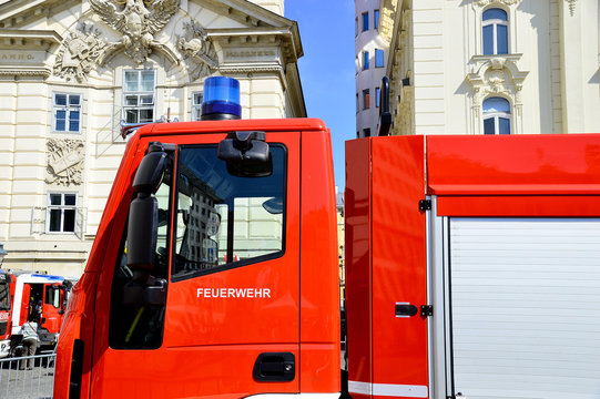 Blaulicht und Folgetonhorn am Feuerwehrwagen