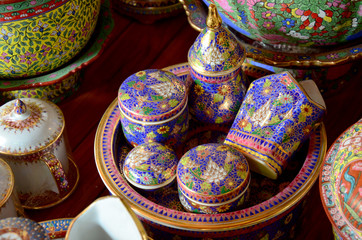 Fototapeta na wymiar Craft Benjarong is traditional thai five basic colors style pott