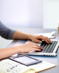 Obraz na płótnie Canvas Young businesswoman working on a laptop
