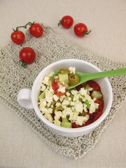 Tassencrumble mit Tomate, Gurke, Olive und Feta-Crumbles aus der Mikrowelle