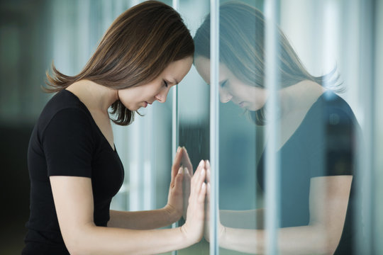Fototapeta sad woman