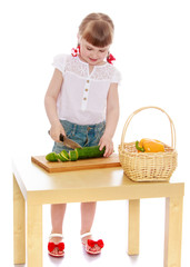 girl cut salad