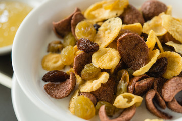 Crispy cereal grains, many prefer to eat a healthy breakfast.