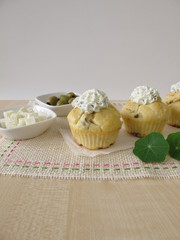 Cupcake mit Oliven, Feta Käse und Kräuterquark Topping