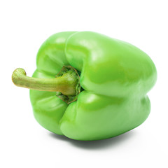 peperone verde isolato su fondo bianco
