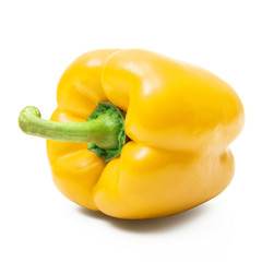peperone giallo isolato su fondo bianco