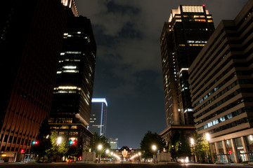東京駅に続く街灯　ビル群の夜景