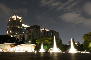 和田倉噴水公園の夜景　ライトアップされた噴水と高層ビル群の対比