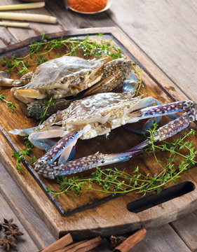 raw crabs with spices for cooking preparation