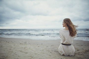 Fototapeta na wymiar beautiful alone girl on the beach