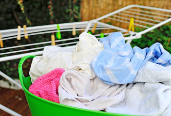 Frische Wäsche in einem grünen Wäschekorb