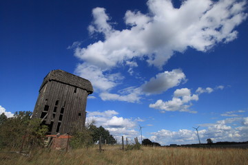 Fototapeta na wymiar Verfallene Windmühle in Tauche bei Beeskow