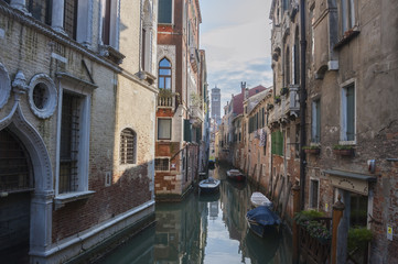 Obraz na płótnie Canvas Beautiful romantic Venetian scenery, colorful houses on the canal, Venice, Italy