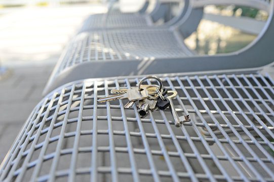 Verlorener Schlüssel lieg auf einer Sitzbank