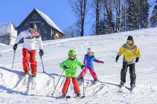 kleine und große Skifahrer