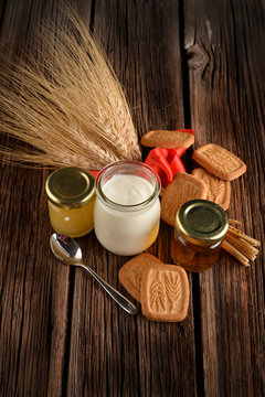 yogurt with honey and biscuits have cereals

