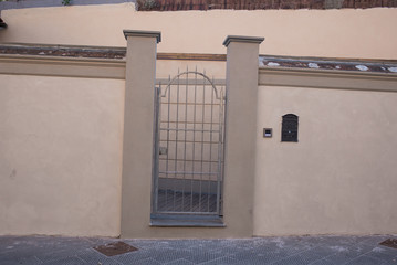 Cancello di ferro chiuso, ingresso a villa gialla