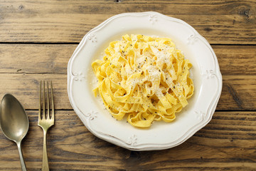 vista dall'alto pasta italiana formaggio e pepe