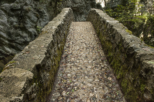 Br&uuml;cke in der Areuse-Schlucht im "Val de Travers" NE, Schweiz