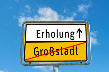 Obraz premium Ortstafel Erholung/Großstadt