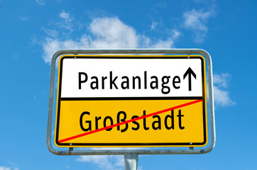 Obraz premium Ortstafel Parkanlage/Großstadt