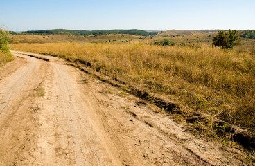 Осенний пейзаж с дорогой из песка