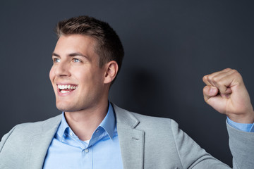 erfolgreicher geschäftsmann ballt die faust