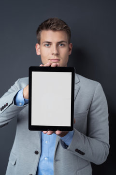 mann zeigt etwas am tablet-bildschirm