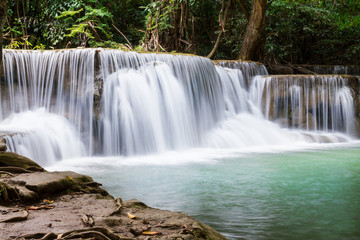 Fototapeta premium wapienne wodospady, Huay mae khamin