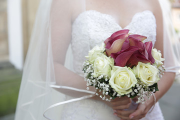 braut mit Brautstrauß bei einer hochzeit