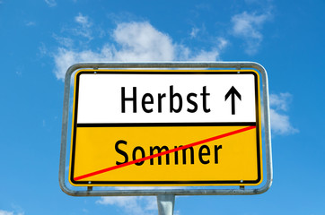 Obraz premium Ortstafel Herbst/Sommer