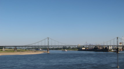Fototapeta na wymiar Uerdinger Rheinbrücke 