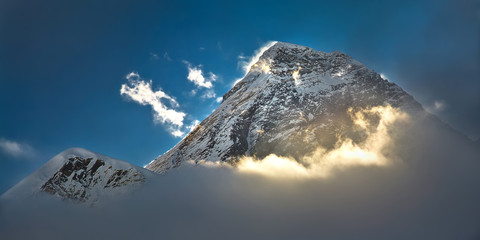 De top van de hoogste berg ter wereld - Mount Everest in het licht van de eerste zonnestralen.